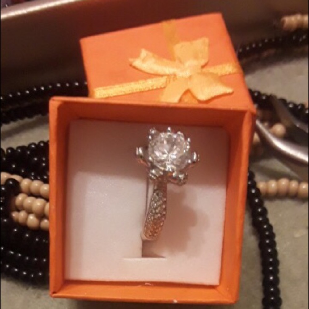 Engagement ring - Picture 4 of 4